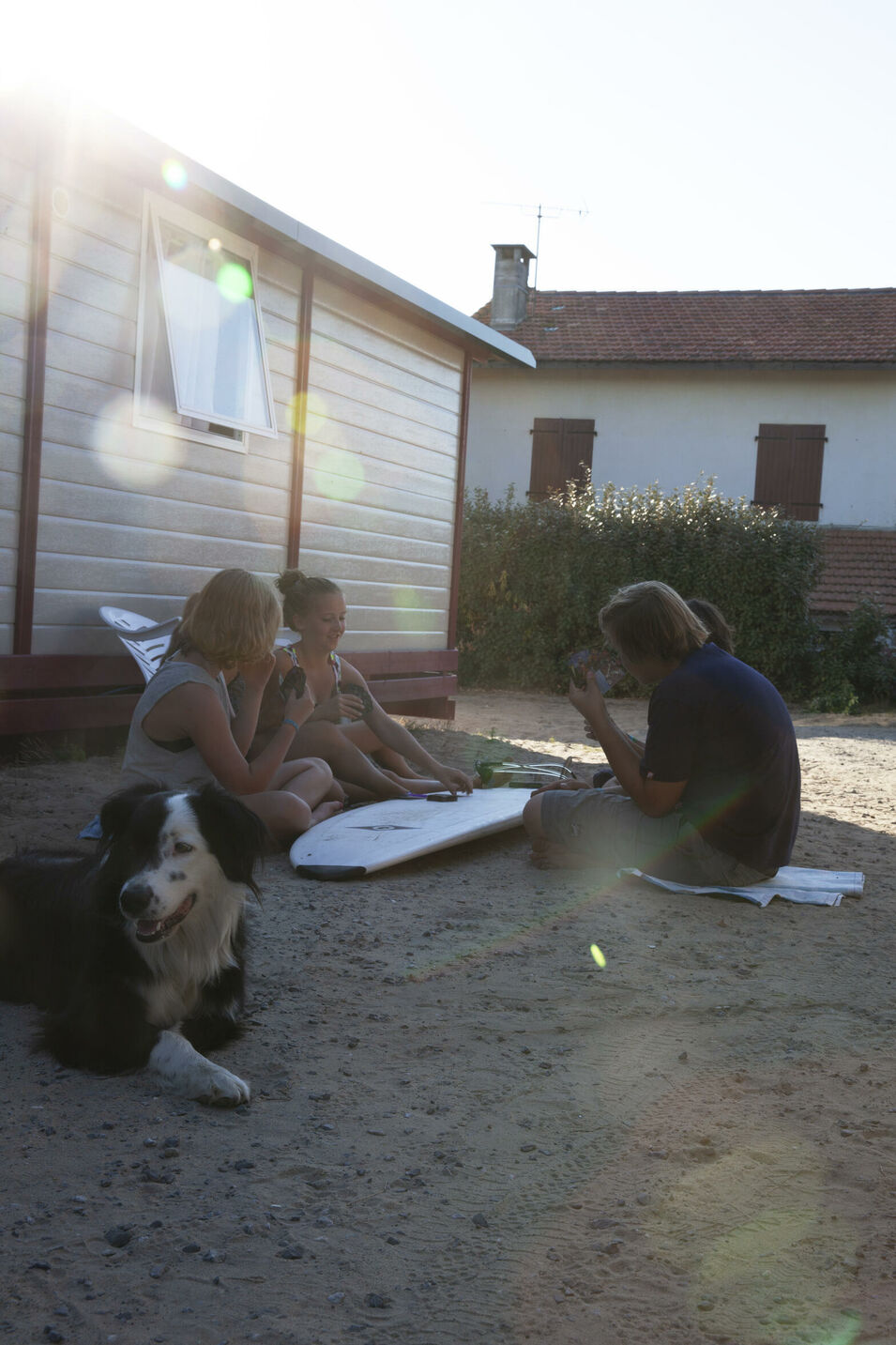 Kinder spielen vor dem Chalet Karten