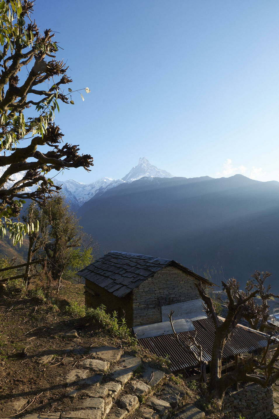 Himalaya Riesen kann man mittlerweile auch mit Kindern erleben. Mit Hilfe eines Netzes von komfortablen Lodges und eines uralten Wegnetzes. Eine Reisereportage mit einer Patchworkfamilie.