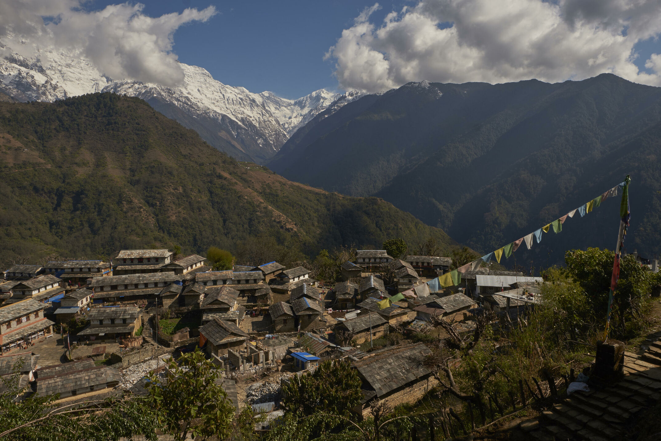 Himalaya Riesen kann man mittlerweile auch mit Kindern erleben. Mit Hilfe eines Netzes von komfortablen Lodges und eines uralten Wegnetzes. Eine Reisereportage mit einer Patchworkfamilie.