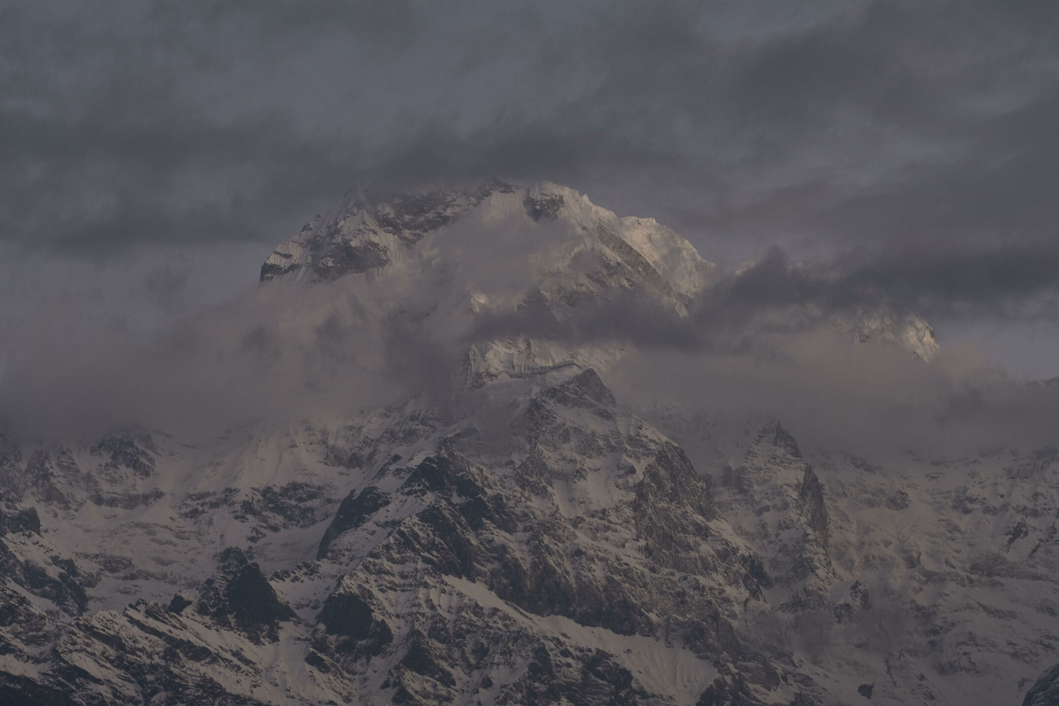 Himalaya Riesen kann man mittlerweile auch mit Kindern erleben. Mit Hilfe eines Netzes von komfortablen Lodges und eines uralten Wegnetzes. Eine Reisereportage mit einer Patchworkfamilie.