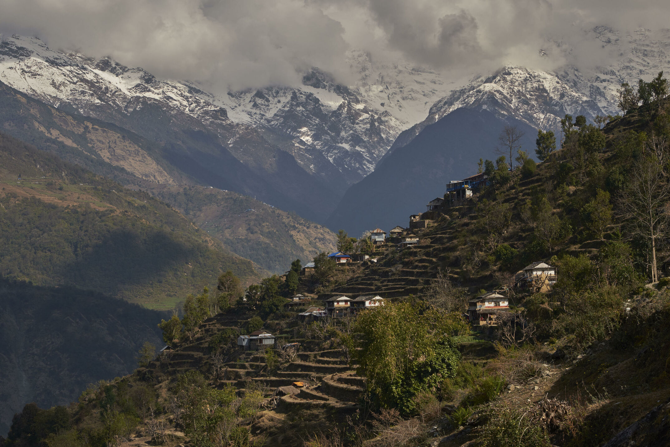 Himalaya Riesen kann man mittlerweile auch mit Kindern erleben. Mit Hilfe eines Netzes von komfortablen Lodges und eines uralten Wegnetzes. Eine Reisereportage mit einer Patchworkfamilie.