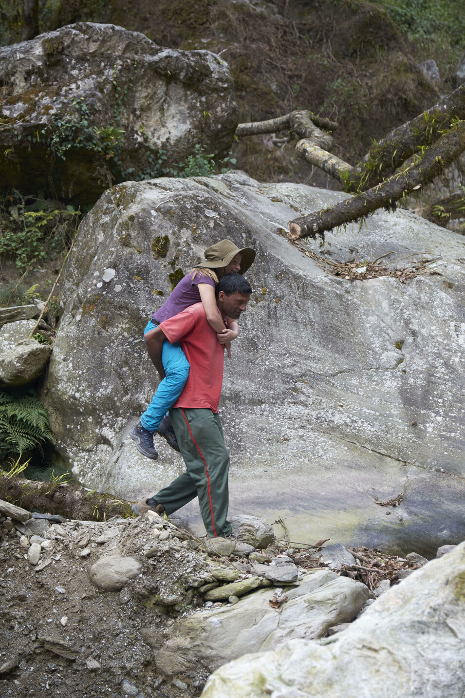 Himalaya Riesen kann man mittlerweile auch mit Kindern erleben. Mit Hilfe eines Netzes von komfortablen Lodges und eines uralten Wegnetzes. Eine Reisereportage mit einer Patchworkfamilie.