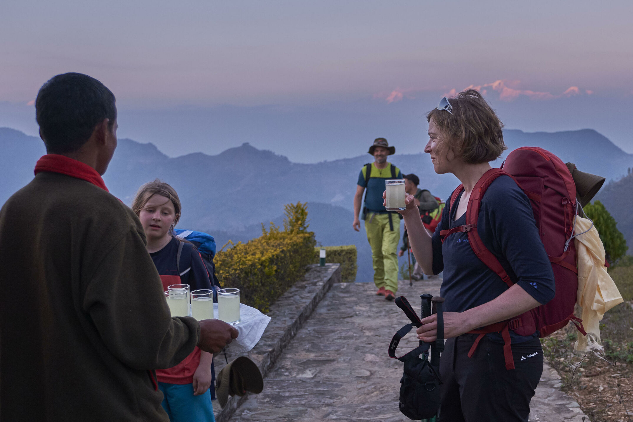 Himalaya Riesen kann man mittlerweile auch mit Kindern erleben. Mit Hilfe eines Netzes von komfortablen Lodges und eines uralten Wegnetzes. Eine Reisereportage mit einer Patchworkfamilie.