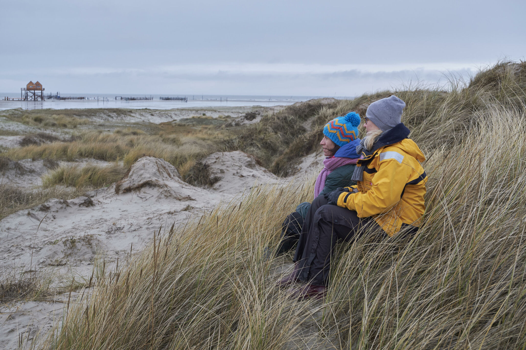 Winterurlaub an der Nordsee. Pause nach einem langen Strand-und Dünenspaziergang in St. Peter Ording.