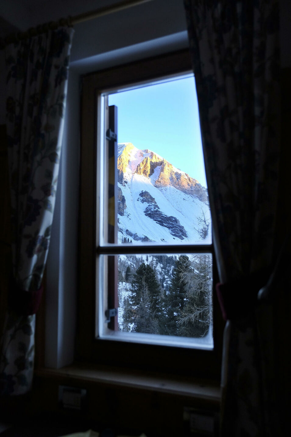 Schneeschuhwanderung im Fanes Gebirge in Südtirol mit dem DAV Summit Club für das Magazin freundin.