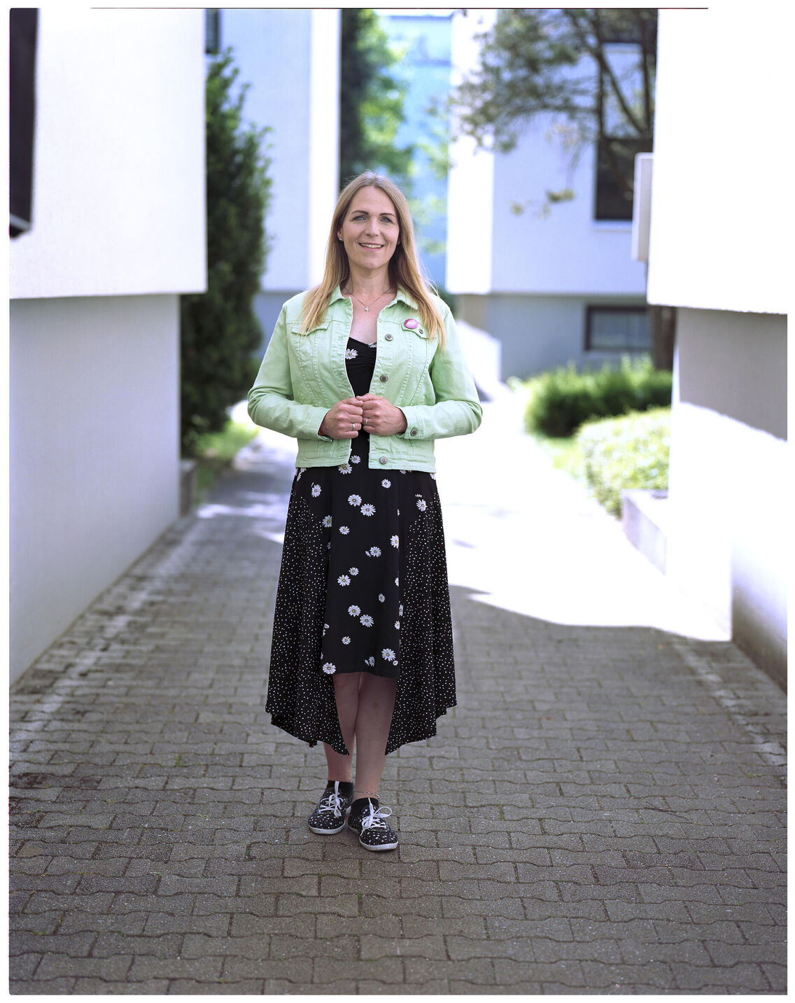 Bilderserie zum Thema Transgender und die Geschlechterrolle.Intensive und ansprechend Porträts mit Großbildkamera auf 4x5 inch Farbnegativfilm. Auseinandersetzung mit der Geschlechterfrage und vor allem dem Menschen dahinter. Transmenschen sind nicht in dem Geschlecht geboren, indem sie sich zu Hause und richtig fühlen. Ich bewundere den Mut den steinigen und schwierigen Weg in ein neues richtiges Leben zu gehen. Ich sehe den Menschen ohne Zuordnung.