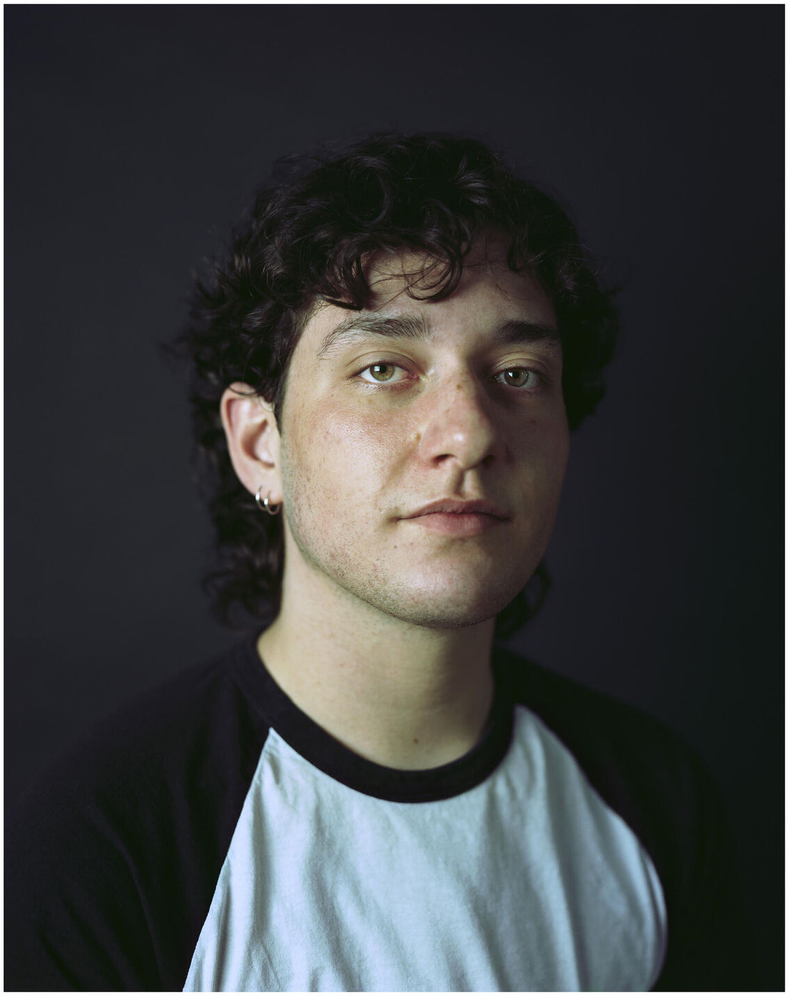Bilderserie zum Thema Transgender und die Geschlechterrolle.Intensive und ansprechend Porträts mit Großbildkamera auf 4x5 inch Farbnegativfilm. Auseinandersetzung mit der Geschlechterfrage und vor allem dem Menschen dahinter. Transmenschen sind nicht in dem Geschlecht geboren, indem sie sich zu Hause und richtig fühlen. Ich bewundere den Mut den steinigen und schwierigen Weg in ein neues richtiges Leben zu gehen. Ich sehe den Menschen ohne Zuordnung.
