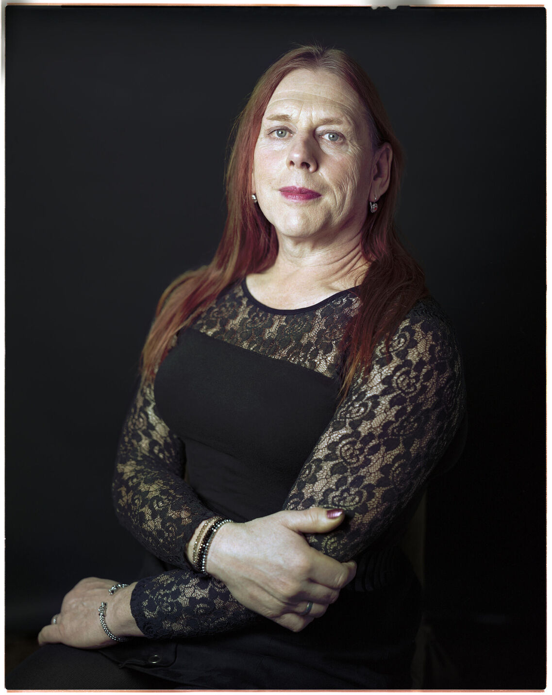 Bilderserie zum Thema Transgender und die Geschlechterrolle.Intensive und ansprechend Porträts mit Großbildkamera auf 4x5 inch Farbnegativfilm. Auseinandersetzung mit der Geschlechterfrage und vor allem dem Menschen dahinter. Transmenschen sind nicht in dem Geschlecht geboren, indem sie sich zu Hause und richtig fühlen. Ich bewundere den Mut den steinigen und schwierigen Weg in ein neues richtiges Leben zu gehen. Ich sehe den Menschen ohne Zuordnung.