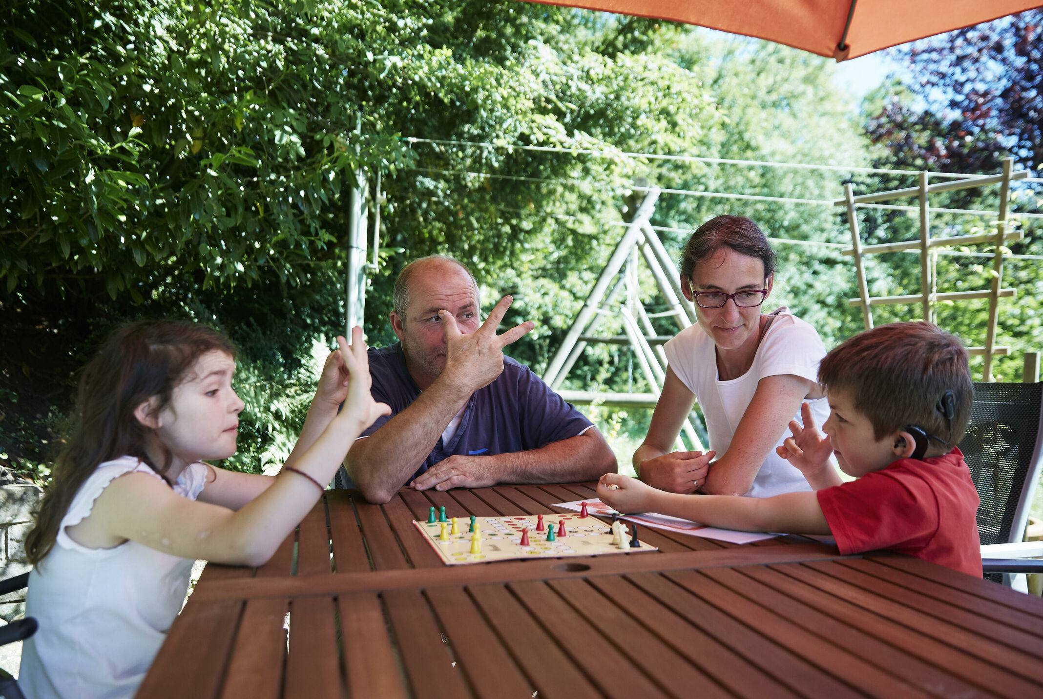 Reportage für den Franziskus Boten über den Alltag zweier Familien mit behinderten Kindern. Familie Lipps spielt Mensch Ärgere Dich Nicht