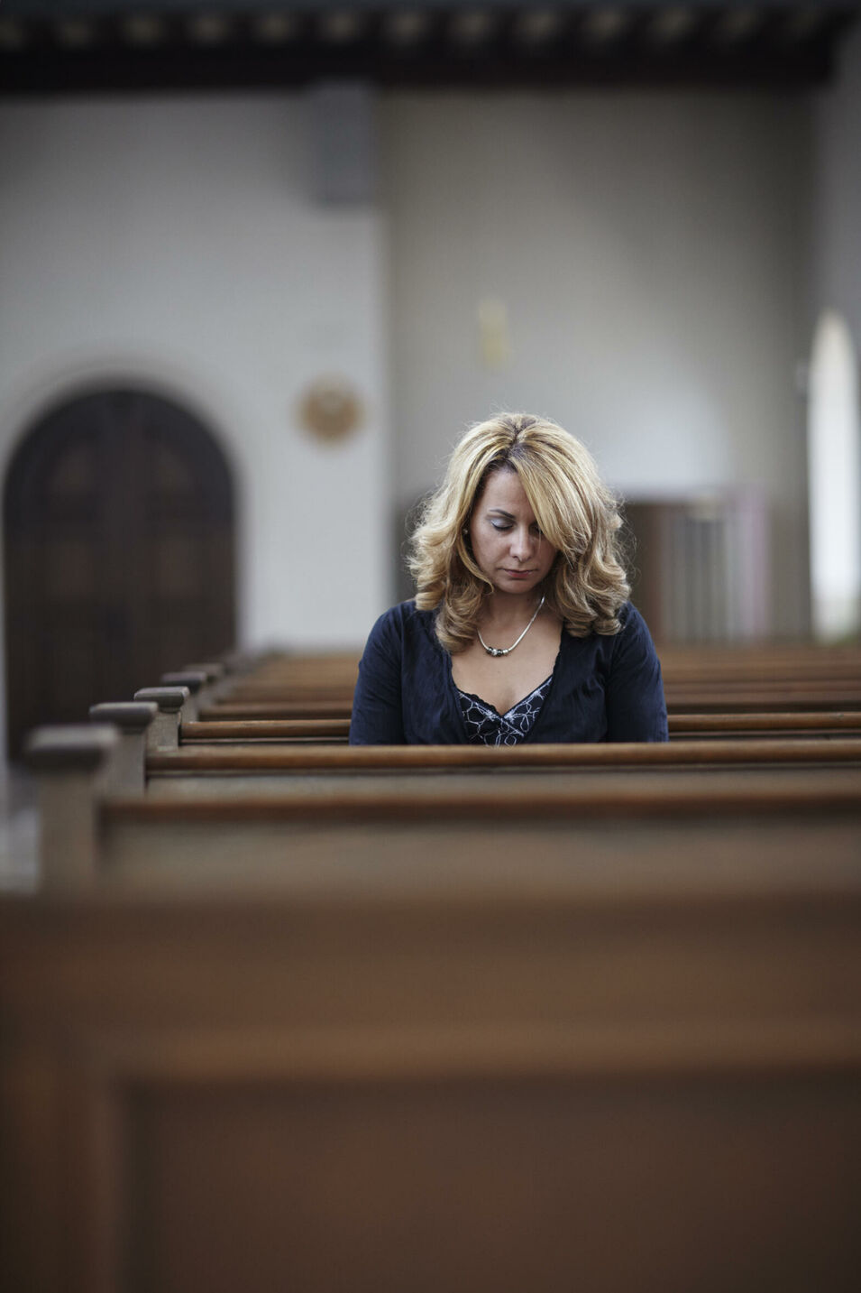 Porträt einer Frau, die ihre Familie durch einen Verkehrsunfall verloren hat. Für das Magazin Chrismon. Otilia trauert in der Kirche.