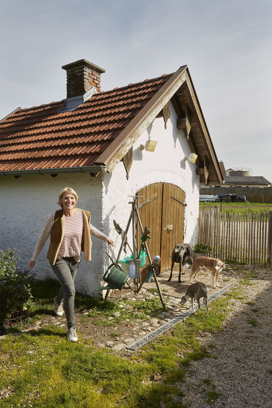 Zu Besuch bei der Autorin Katharina von der Leyen auf ihrem Hof in Niederbayern, wo sie mit ihren vielen Hunden und anderen Haustieren lebt.