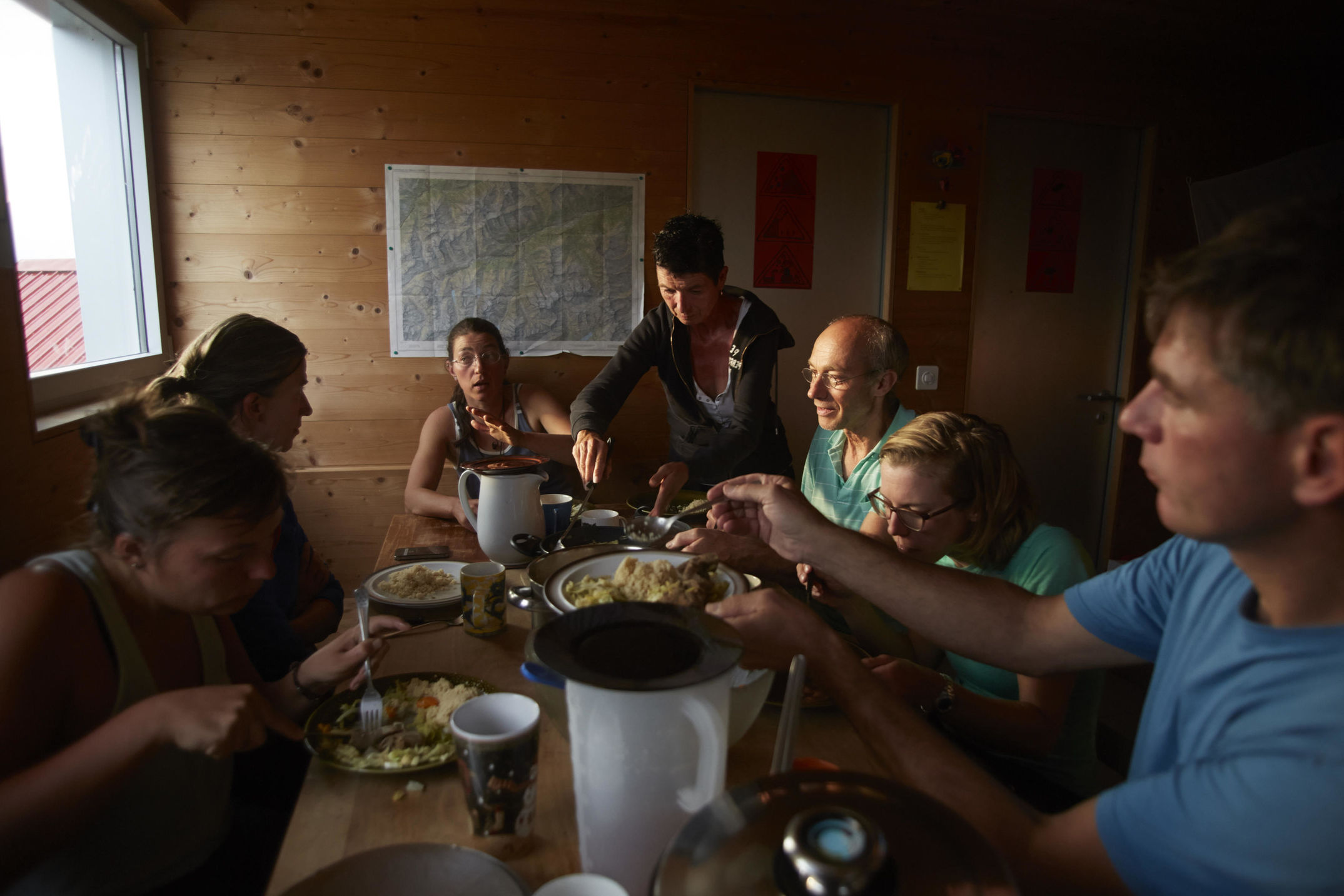 Ziegen in hochalpinem Gelände in Graubünden, Schweiz. Eine Reportage über das einfache, harte, aber schöne Leben als Ziegenhirtin auf Zeit.