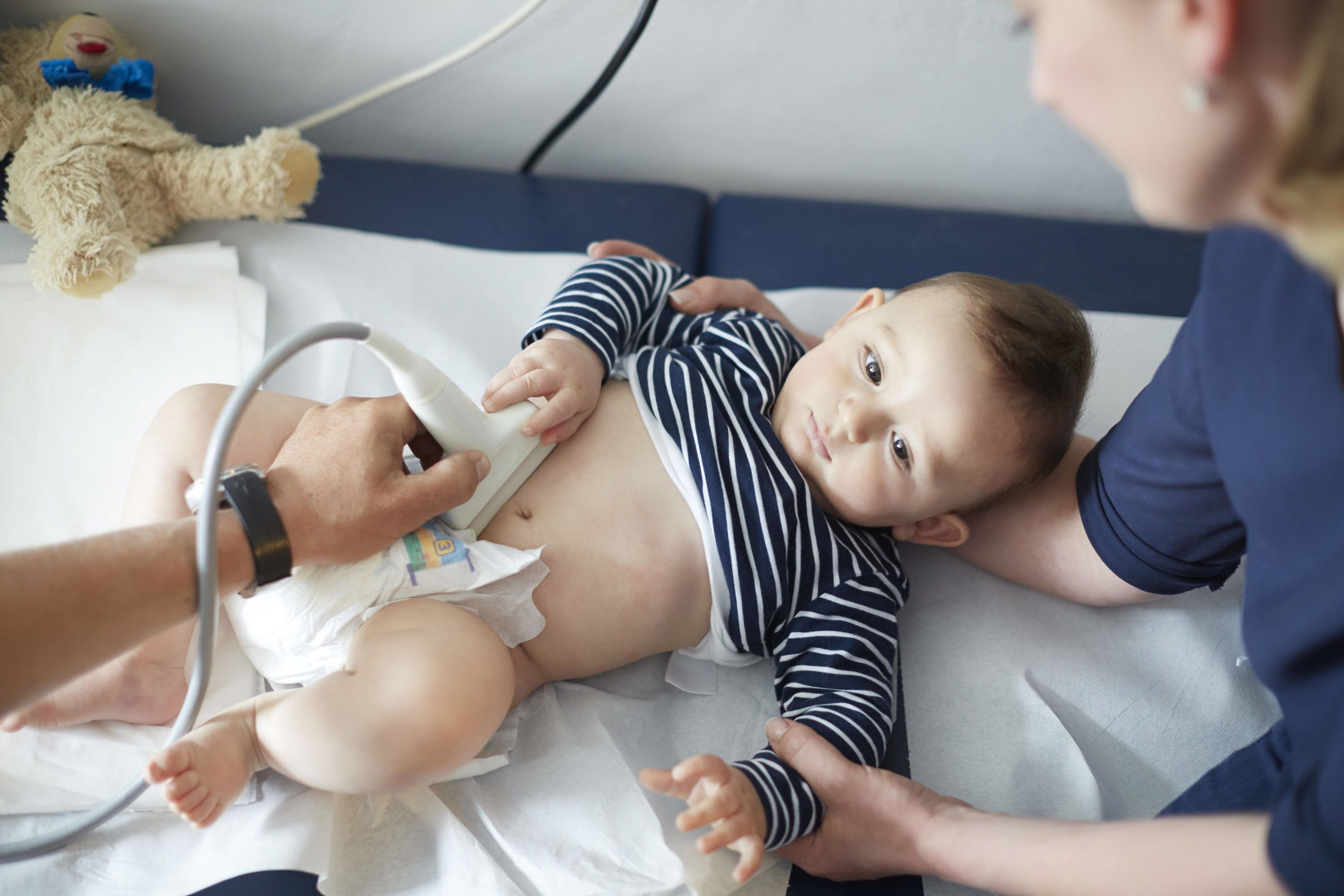 Präsentation der Kinderarztpraxis Dr. Christian Haas in München mit Mitarbeiterinnen und Patienten/-innen.