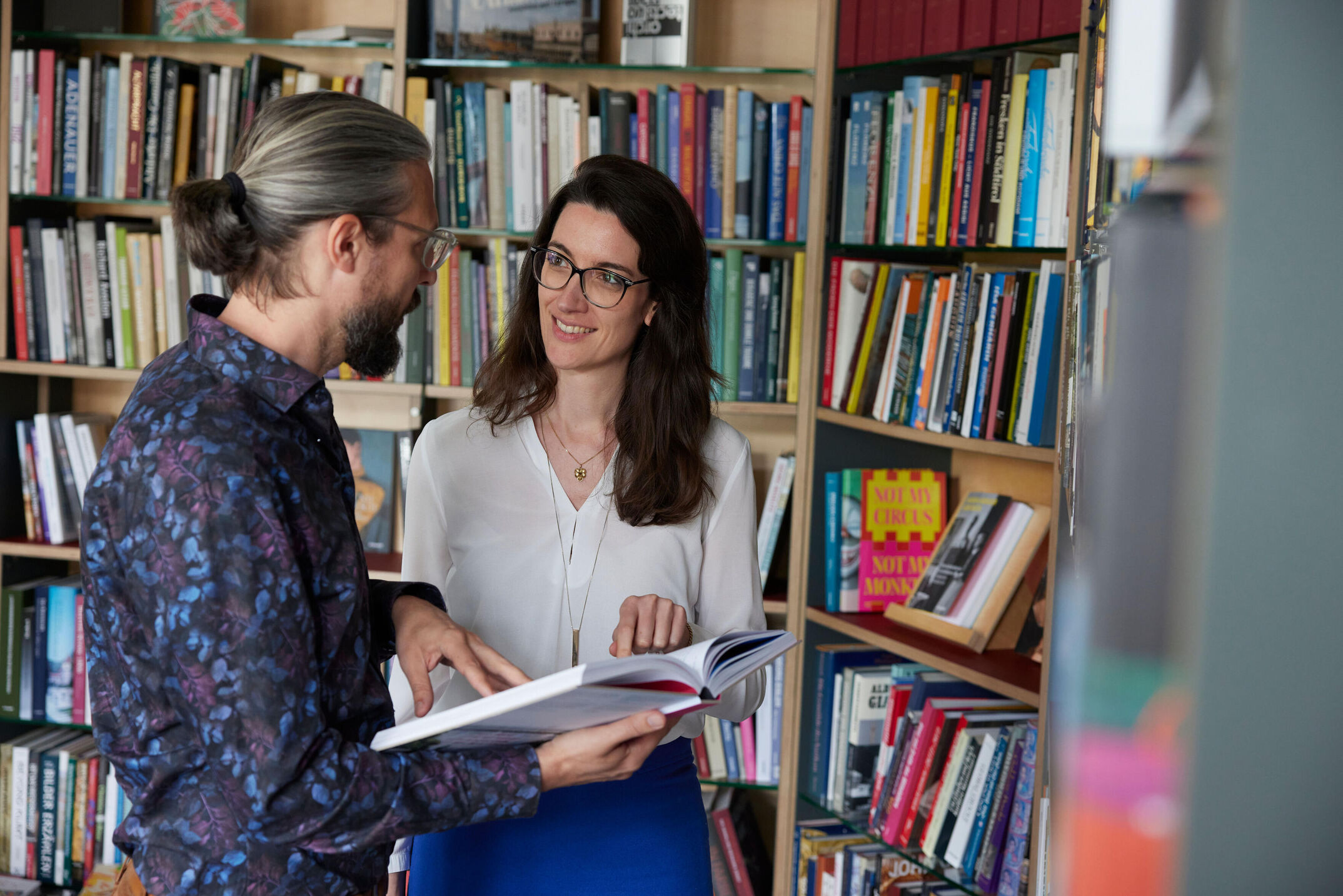 Porträt des renommierten Kunstbuchverlags Hirmer in München. Der Verlag ist bekannt für seine anspruchsvollen Bücher zu Kunst aus allen Epochen.