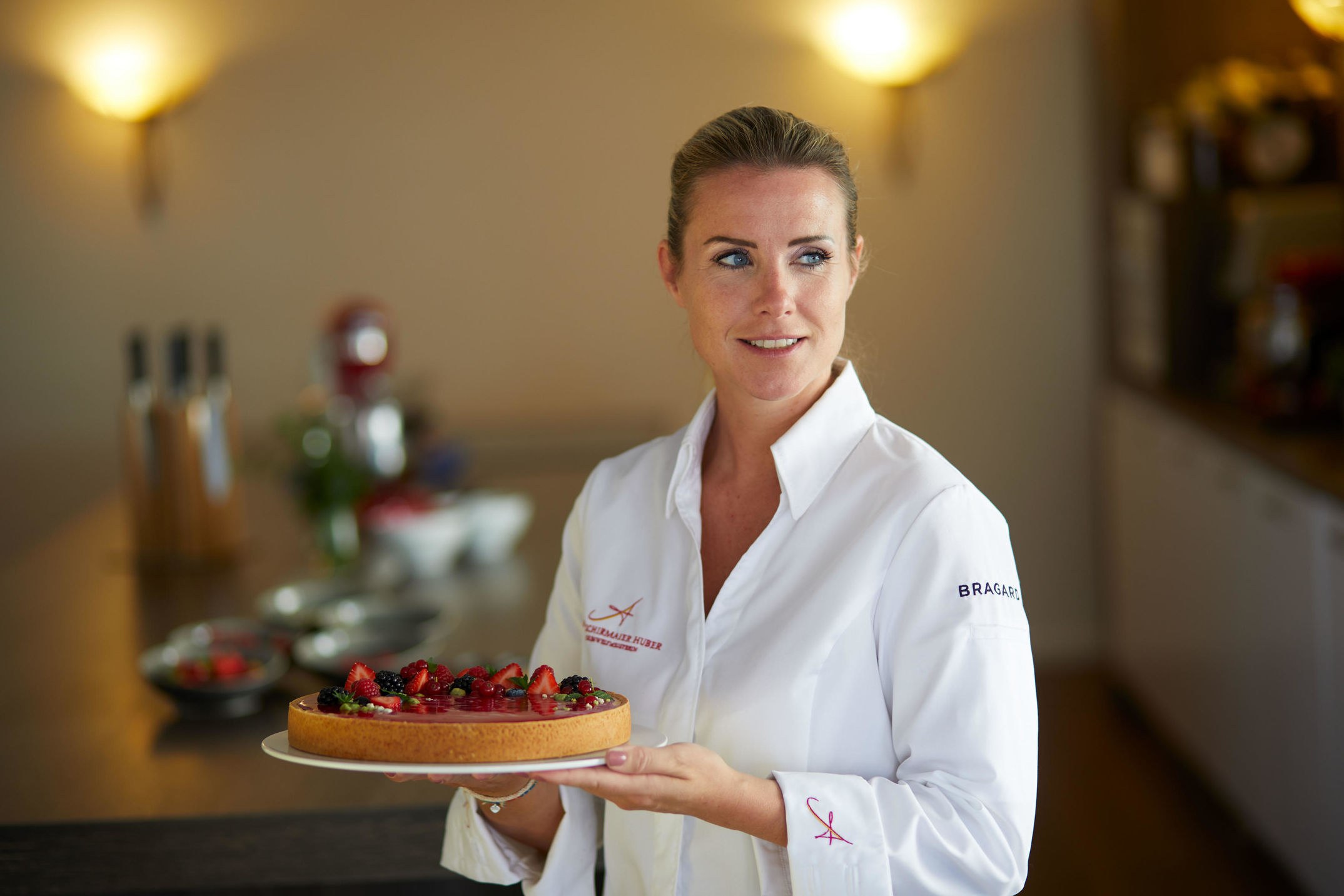 Tafelkünstlerin Andrea Schirmaier-Huber und ihre Bake and Cook Academy für das Miele Magazin.